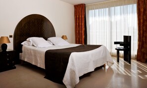 Suite 2 People | Individually decorated, individually furnished, desk, laptop workspace