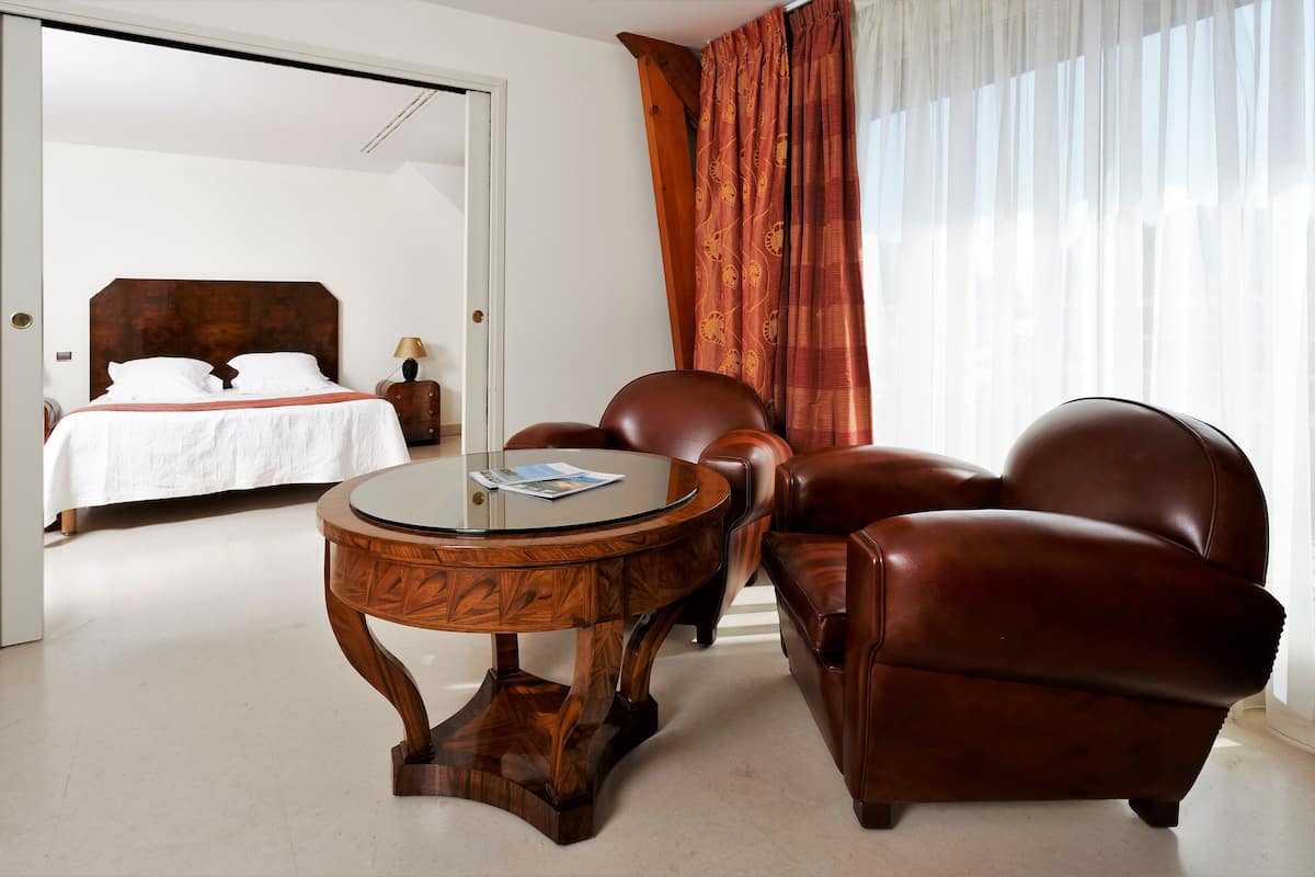 Suite 2 People | Desk, laptop workspace, cribs (free), rollaway beds (surcharge)