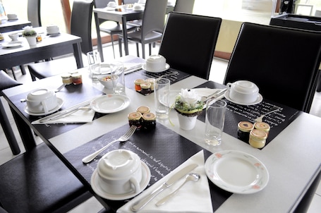 Café da manhã com buffet todos os dias (EUR 10 por pessoa)