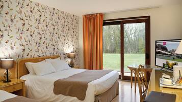 Triple Room | Minibar, desk, free WiFi, bed sheets