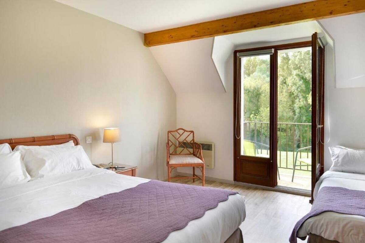 Minibar, desk, free WiFi, bed sheets