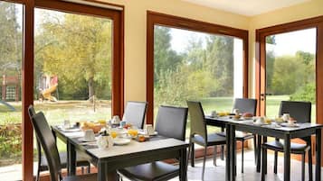 Desayuno buffet diario (EUR 10 por persona)
