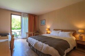 Minibar, desk, free WiFi, bed sheets