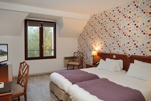 Minibar, desk, free WiFi, bed sheets