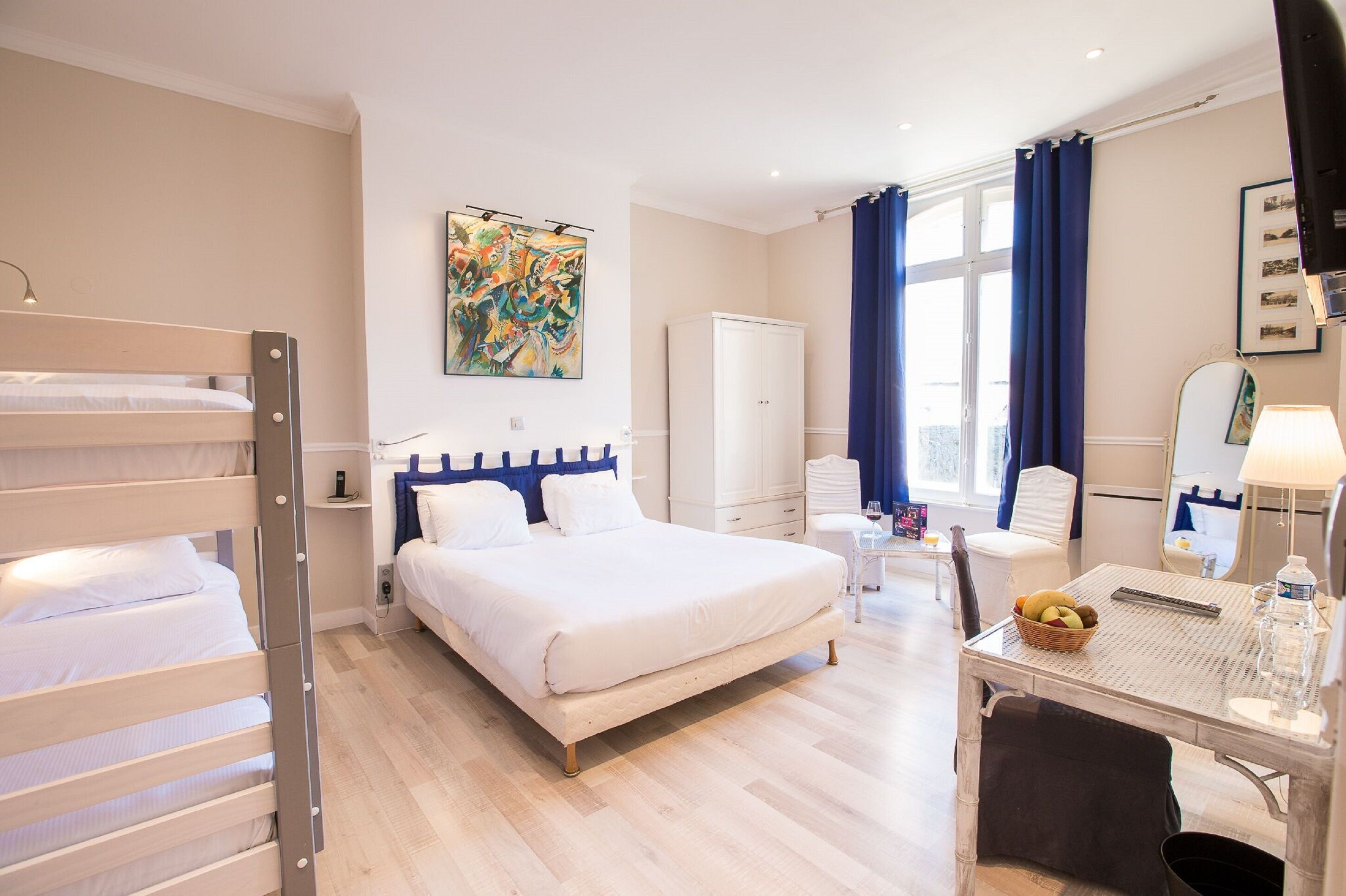 مكتب وستائر تعتيم وواي فاي مجانًا وملاءات أسرّة