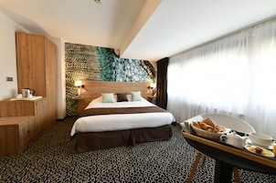 Superior Double Room | Minibar, in-room safe, desk, blackout drapes