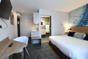 Studio | Private kitchen | Coffee/tea maker, electric kettle - In Situ Hotel (Valenciennes)