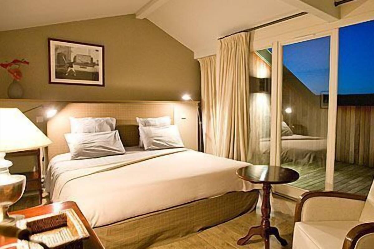 double room (avec terrasse intérieure) | premium bedding, pillow-top beds, in-room safe, individually decorated