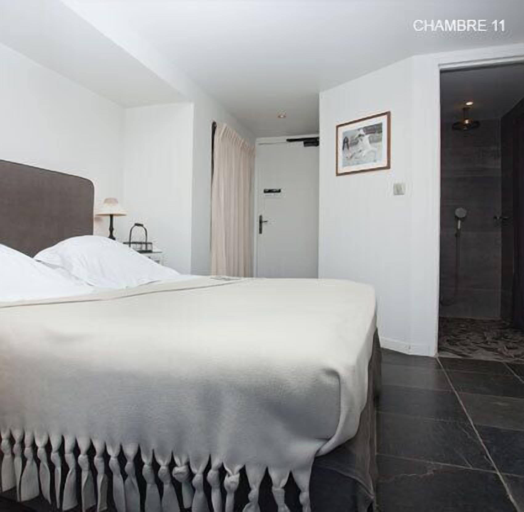 double room, accessible (rez de jardin) | premium bedding, pillow-top beds, in-room safe, individually decorated