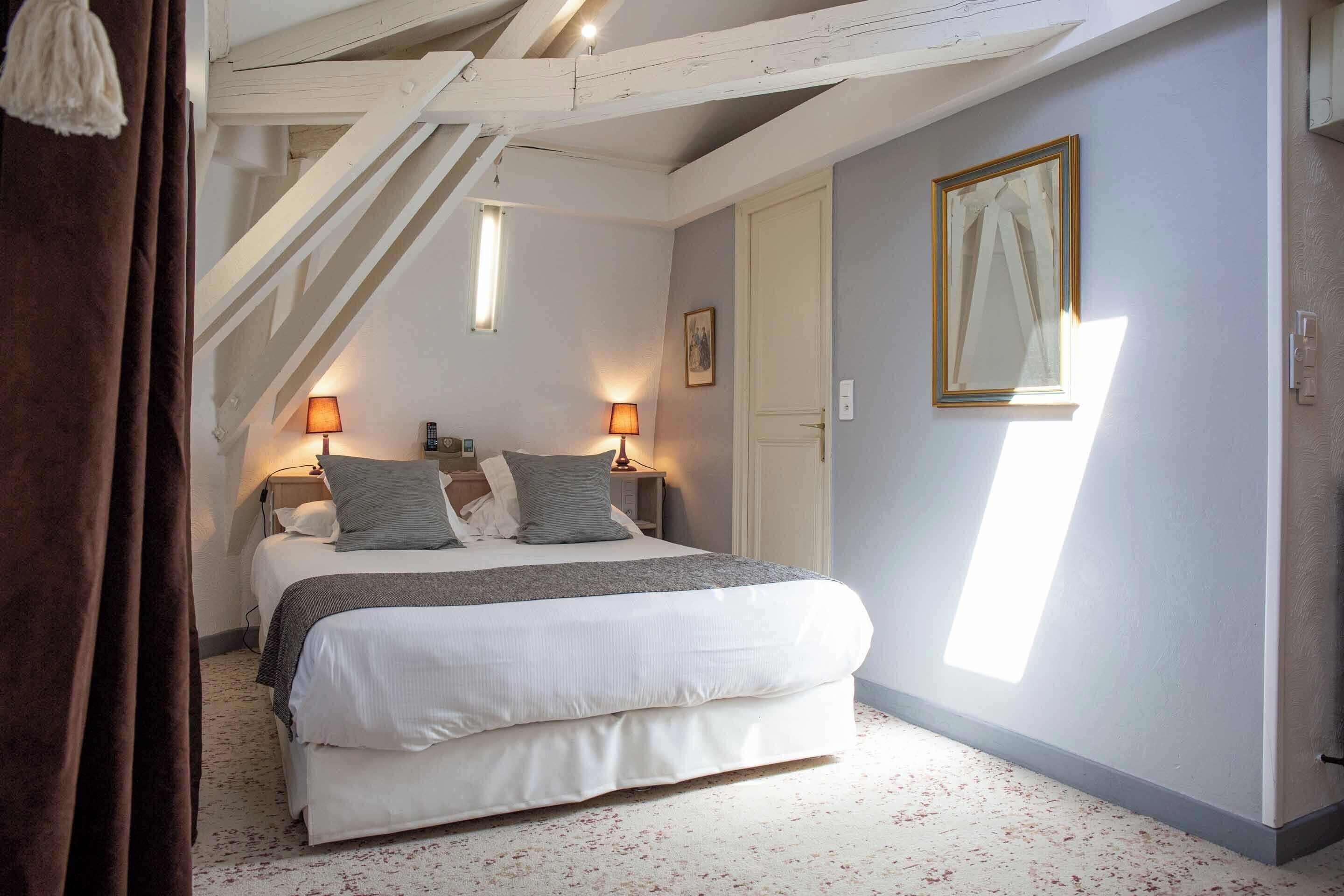 Classic Double Room | Minibar, in-room safe, individually decorated, individually furnished