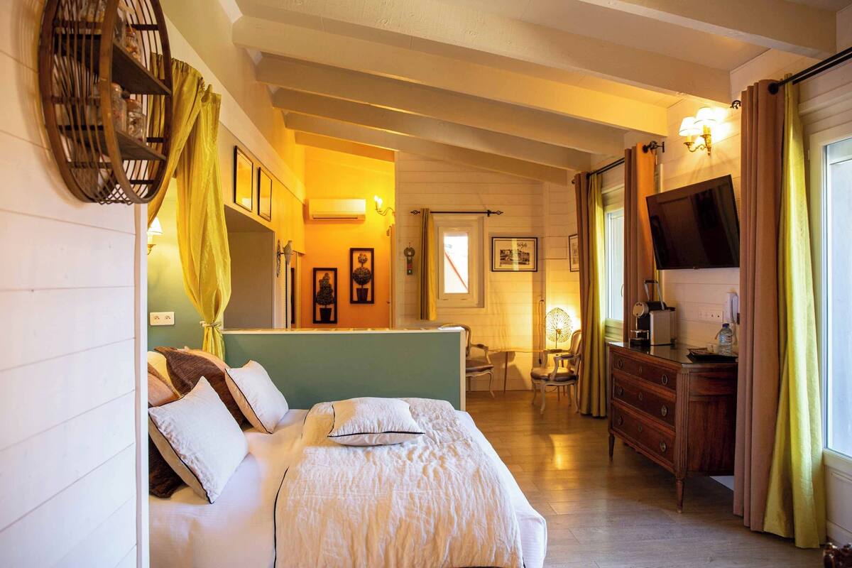 Une chambre confortable avec un lit, une table de chevet et un téléviseur.