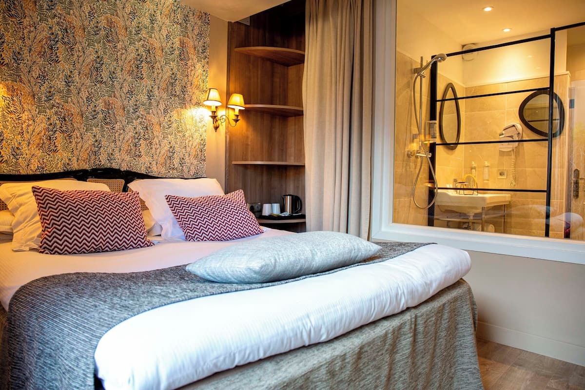 Classic Room with Balcony | Minibar, in-room safe, individually decorated, individually furnished