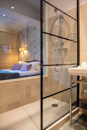 Klassieke kamer | Badkamer | Gratis toiletartikelen, een haardroger, badjassen, handdoeken