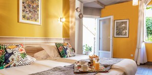 Minibar, caja de seguridad en la habitación y decoración personalizada 