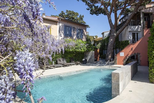 Outdoor pool, pool loungers