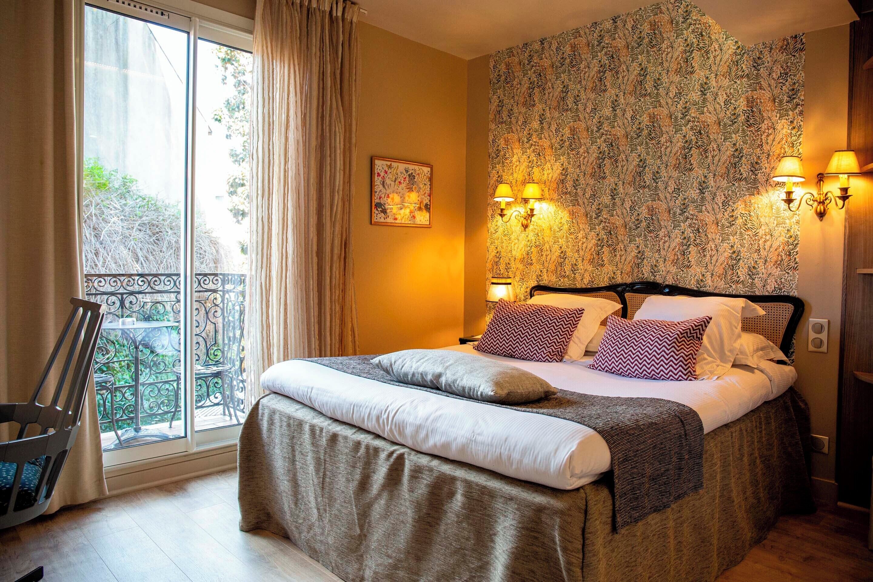 Minibar, caja de seguridad en la habitación y decoración personalizada 