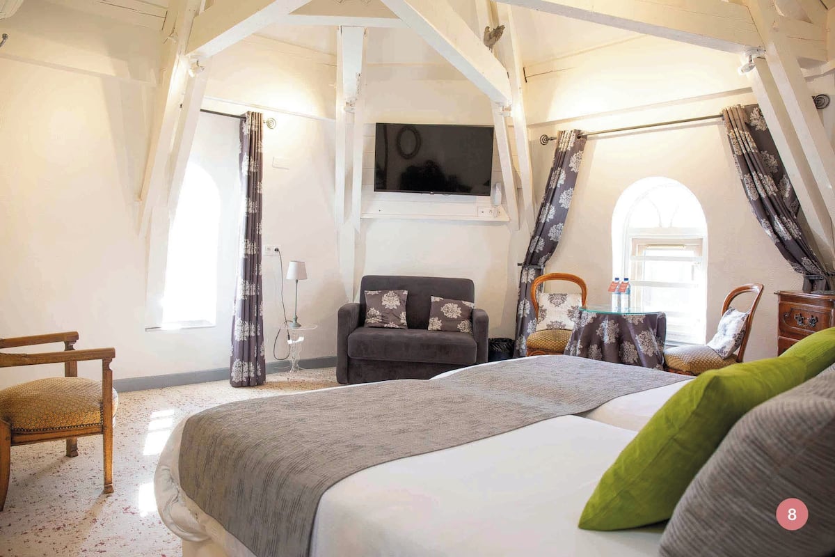 Double Room (Collection ) | Katil Select Comfort, bar mini, peti besi dalam bilik