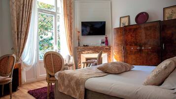 Deluxe Room with Balcony | Minibar, in-room safe, individually decorated, individually furnished