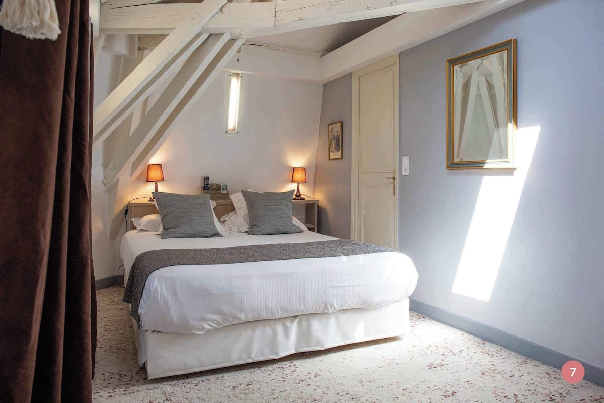 Traditional Double Room | Katil Select Comfort, bar mini, peti besi dalam bilik
