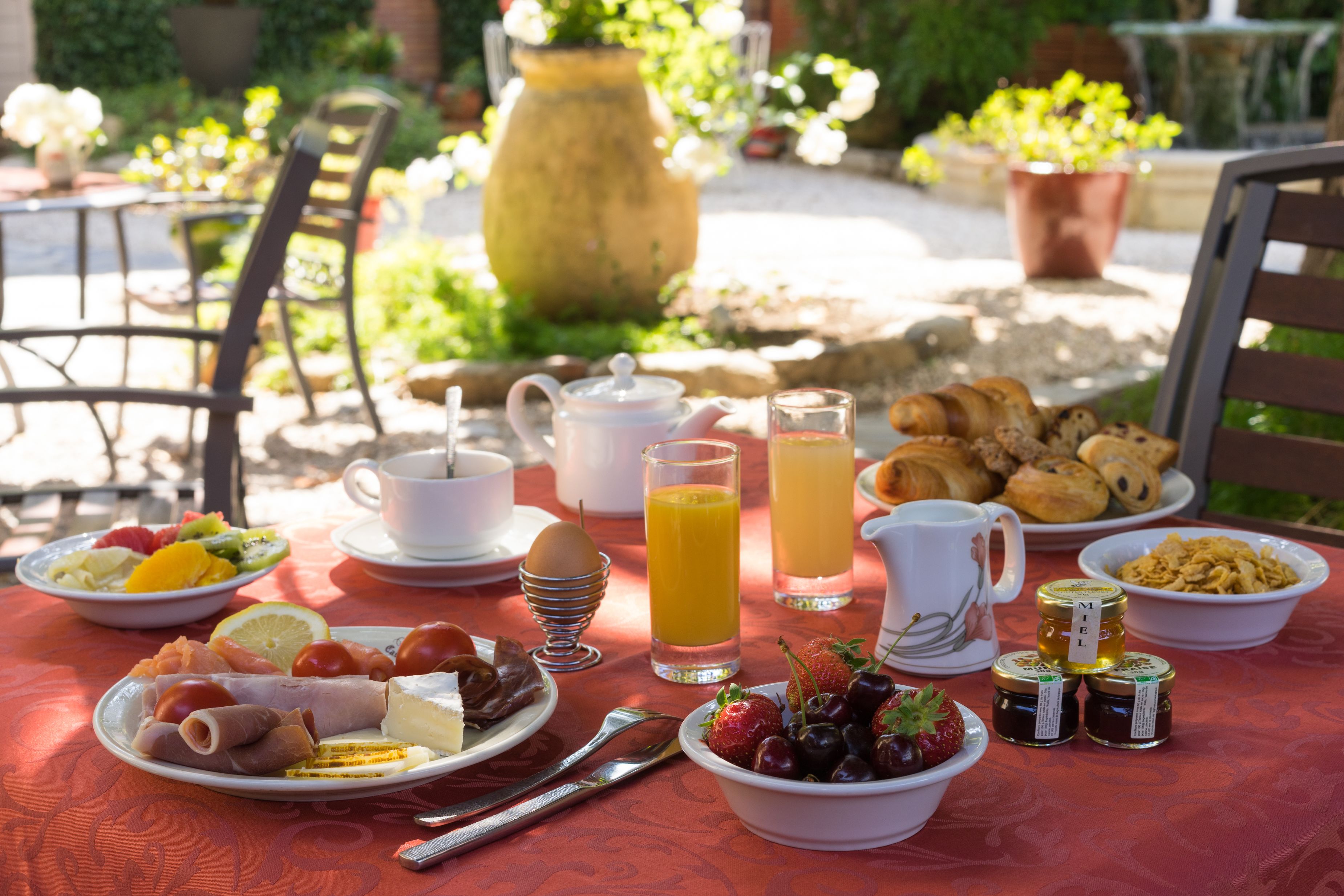 daily buffet breakfast (eur 23 per person)