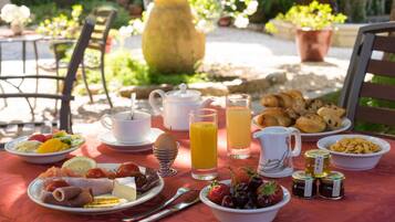 Tägliches Frühstücksbuffet (23 EUR pro Person)