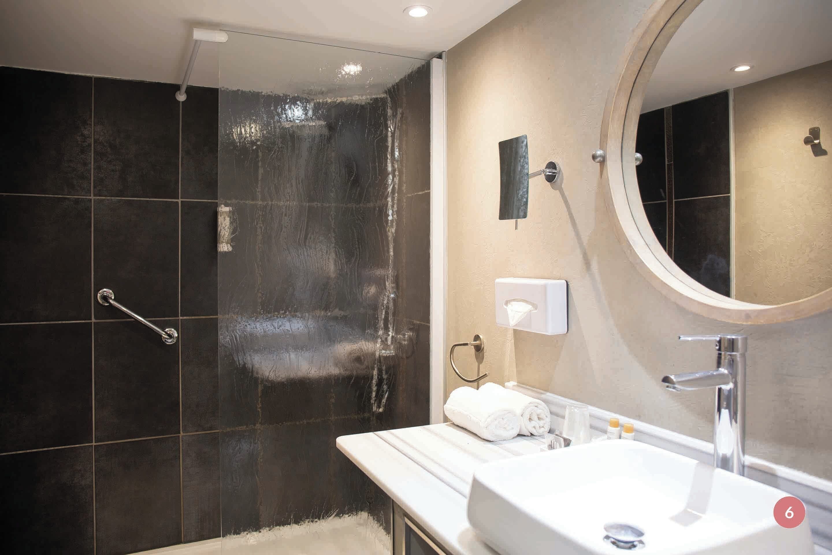 traditional double room | bathroom | free toiletries, hair dryer, bathrobes, towels