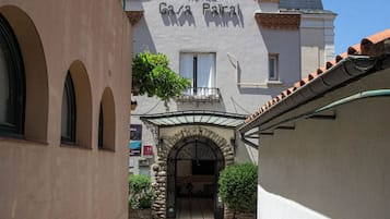 Un estrecho callejón empedrado que conduce a un edificio con un letrero que dice "Hotel Casa Palmar".