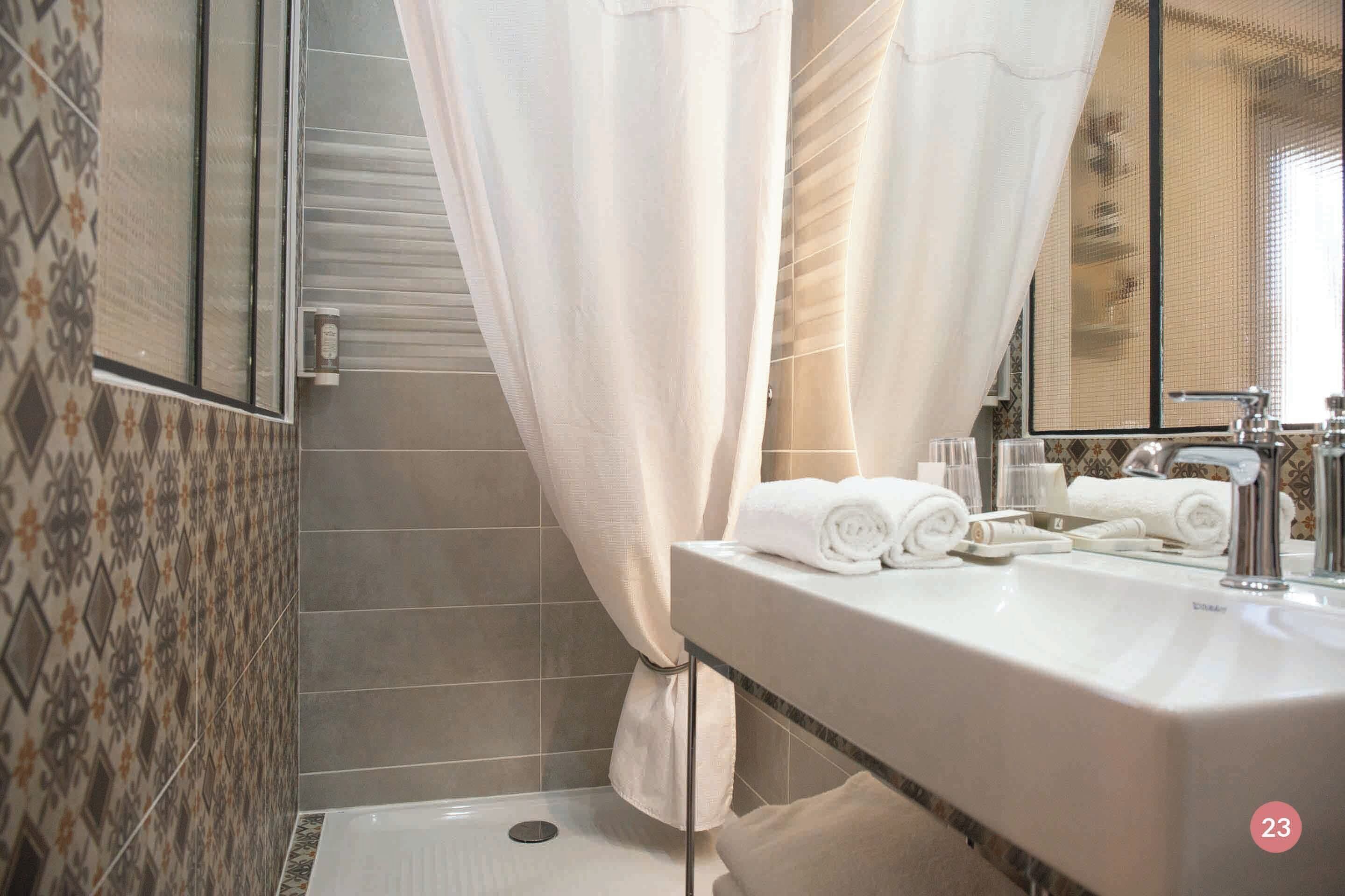 standard double room | bathroom | free toiletries, hair dryer, bathrobes, towels