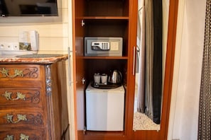 A compact kitchen with a microwave, a small refrigerator, and a kettle. - Hôtel La Casa Païral (Collioure)