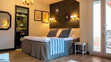 Deluxe Room with Balcony | Minibar, in-room safe, individually decorated, individually furnished