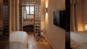 Minibar, caja de seguridad en la habitación y decoración personalizada 