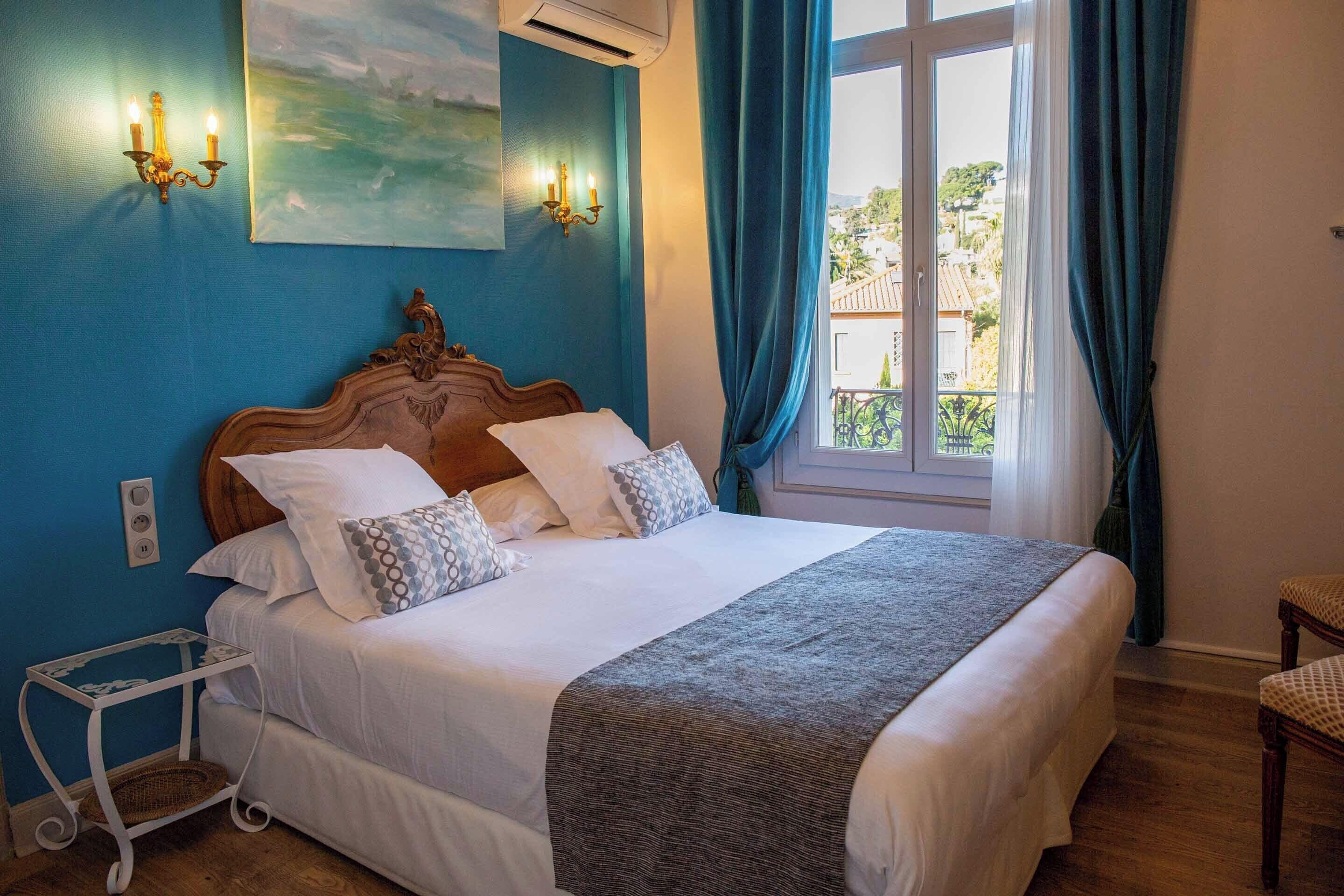 Minibar, in-room safe, individually decorated, individually furnished