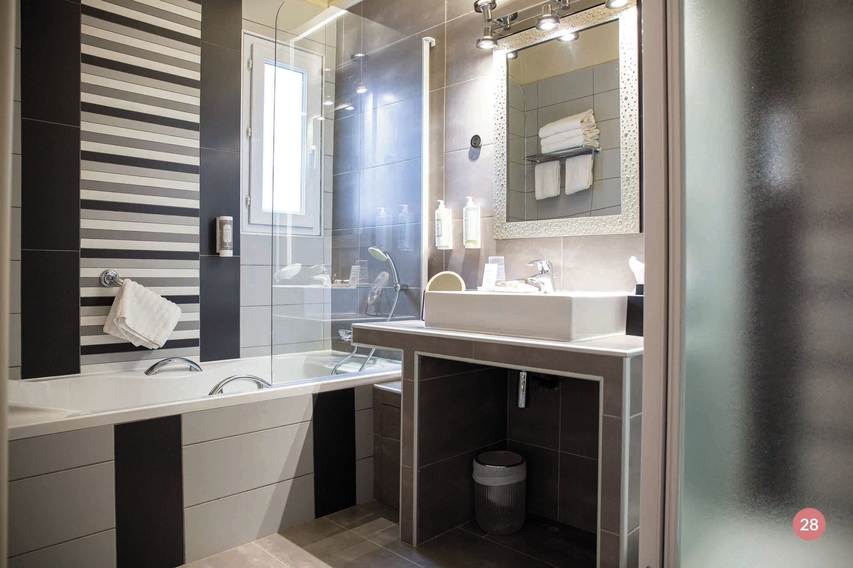 junior suite | bathroom | free toiletries, hair dryer, bathrobes, towels