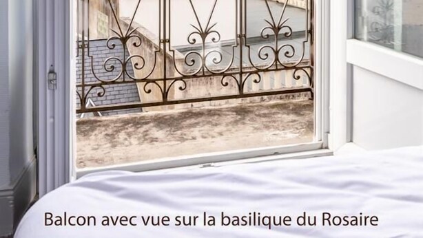 A balcony with a view of the basilica of the Rosaire. - Croix de Malte (Lourdes)