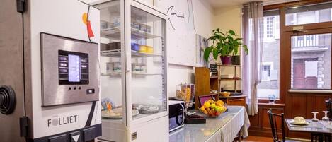 Daily continental breakfast (EUR 6 per person)