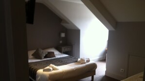 A bedroom with a bed, bedside tables, and a window. - Croix de Malte (Lourdes)
