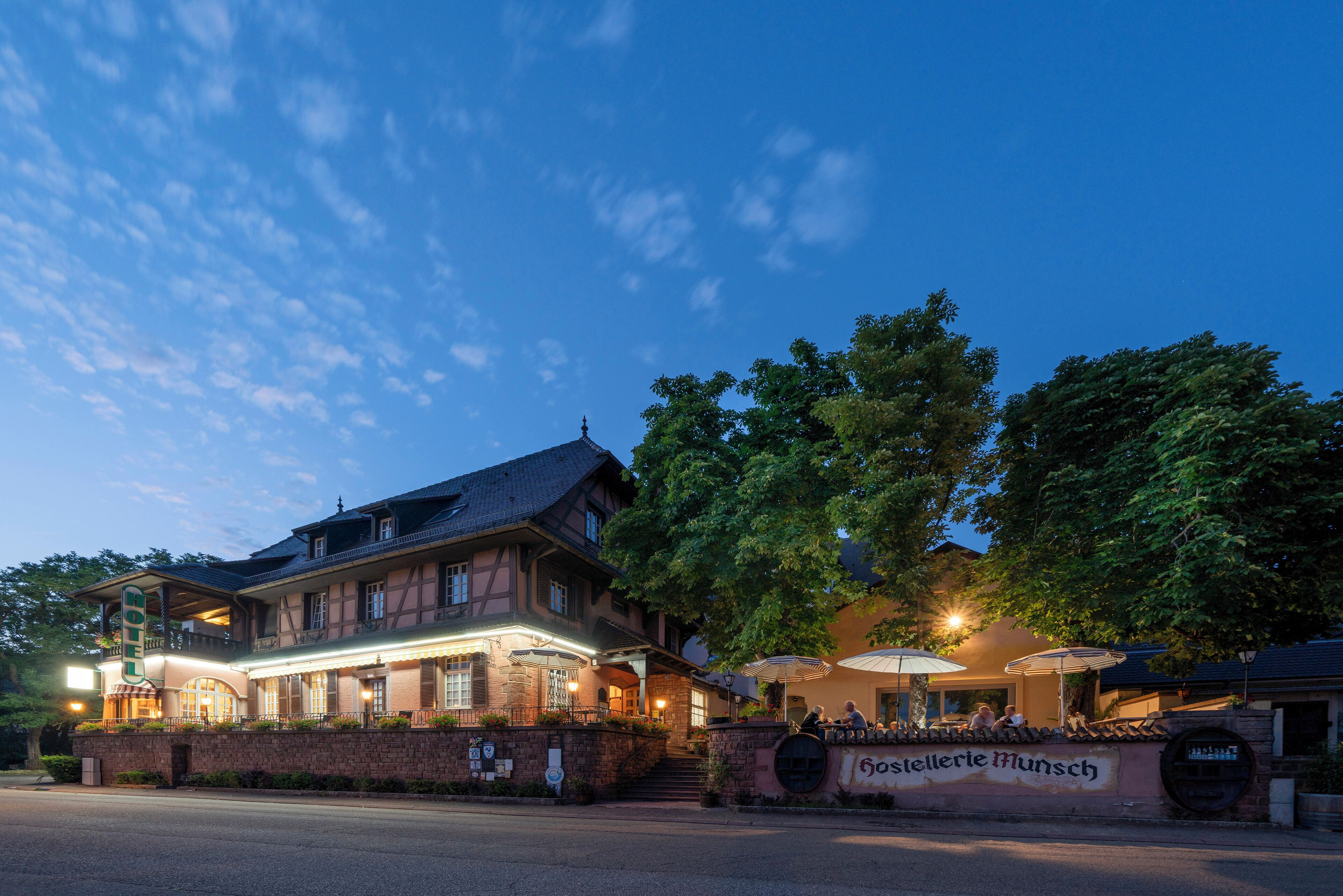 En traditionel bygning med et skilt, der siger "Hotel".