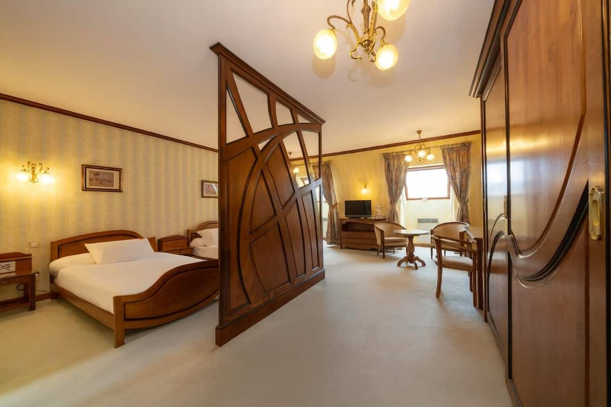 Romantische Suite (3 persons) | Minibar, Schreibtisch, laptopgeeigneter Arbeitsplatz