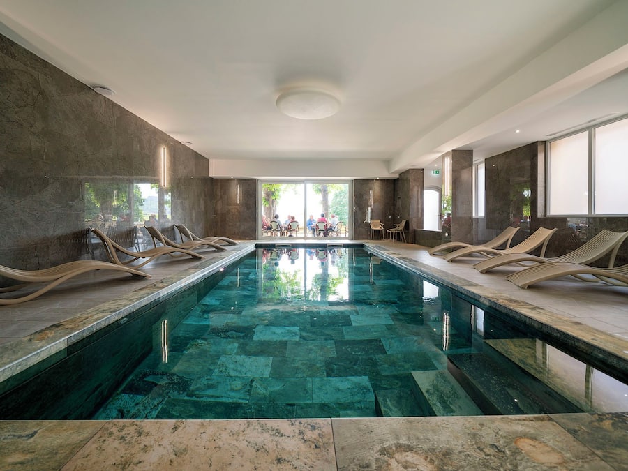 Innenpool, geöffnet von 10:00 Uhr bis 19:30 Uhr, Liegestühle