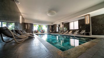 Indoor pool, sun loungers