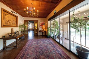 供应早餐和晚餐