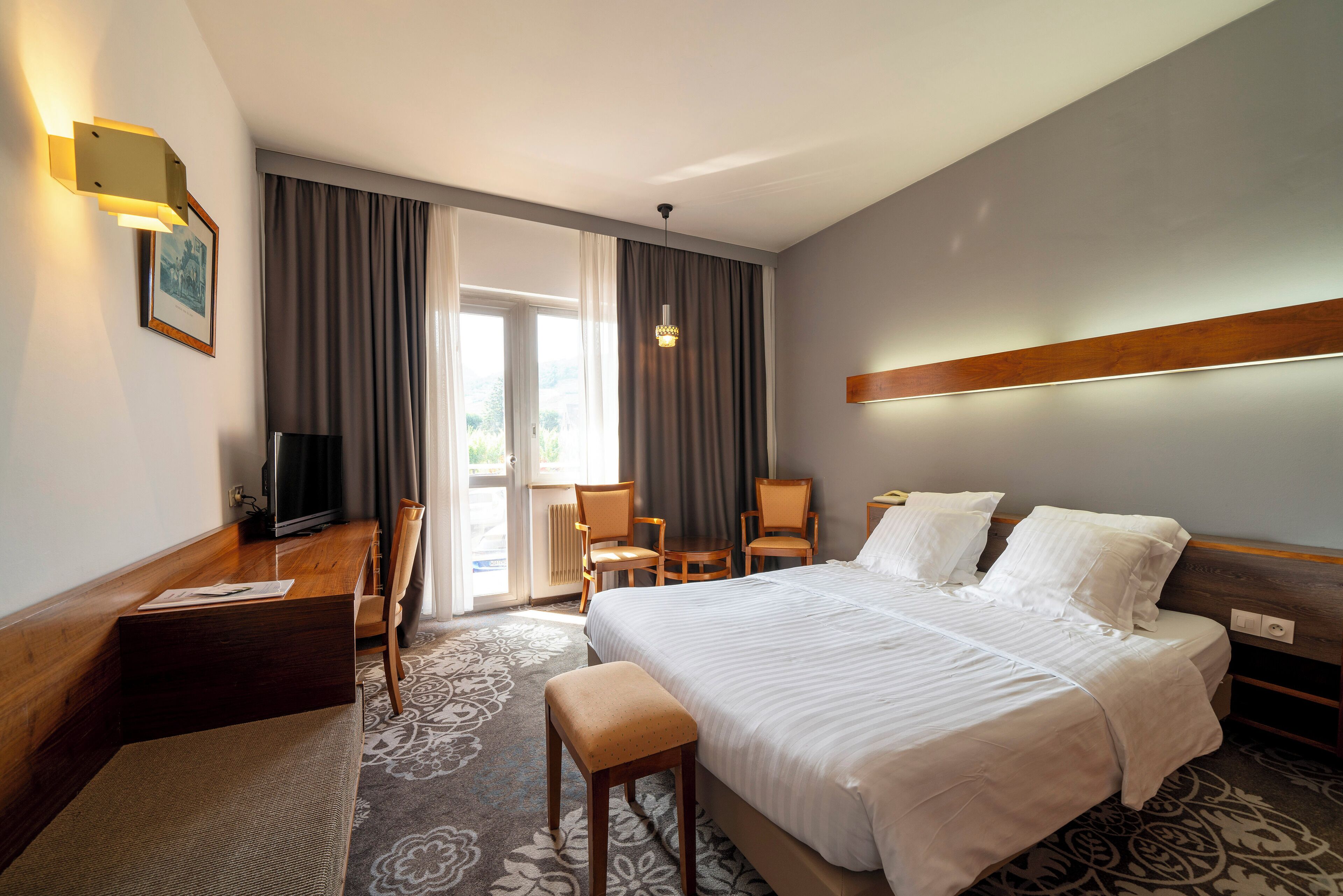 superior double room, balcony | minibar, individually decorated, desk, laptop workspace