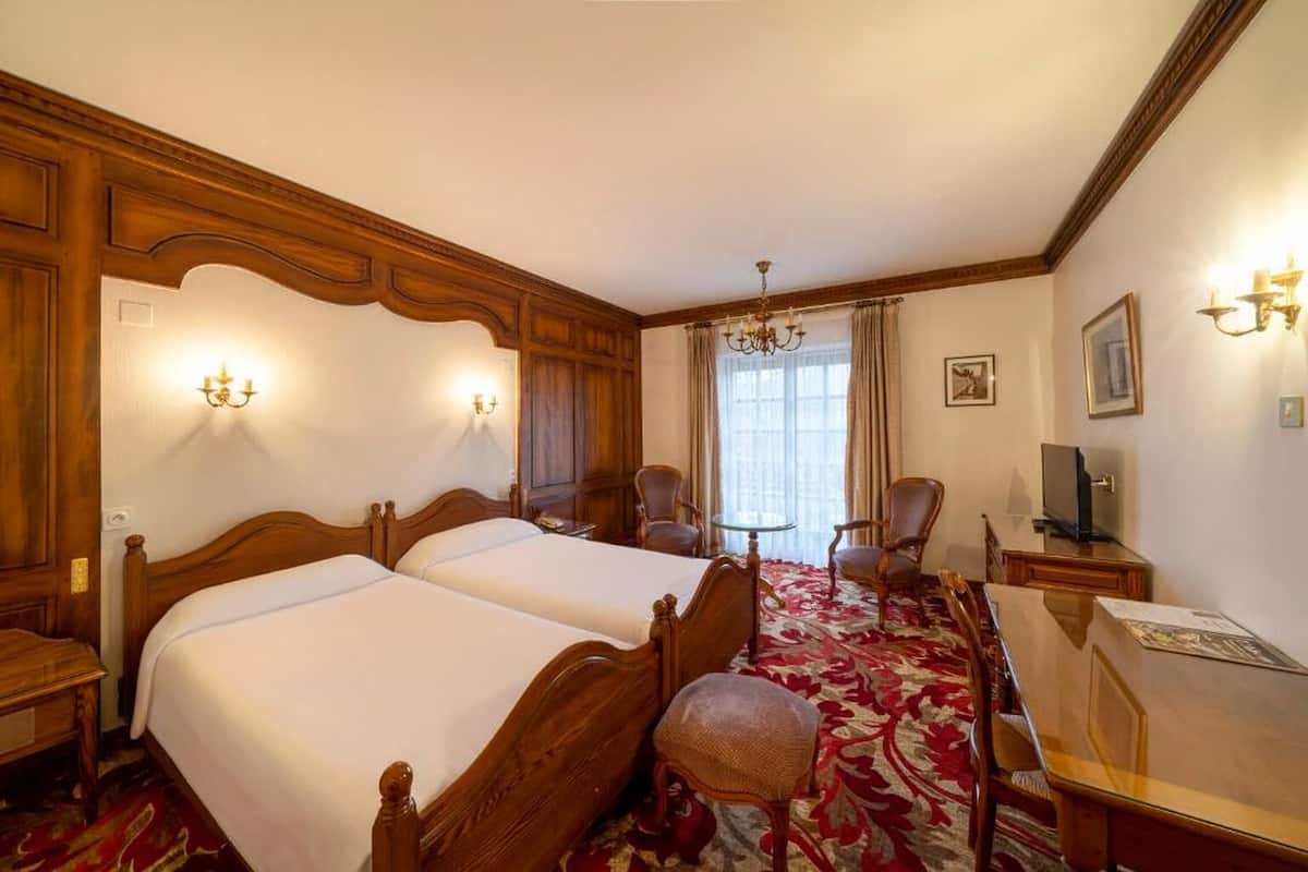 Deluxe-Doppelzimmer, Balkon, Blick auf die Anlage | Minibar, Schreibtisch, laptopgeeigneter Arbeitsplatz