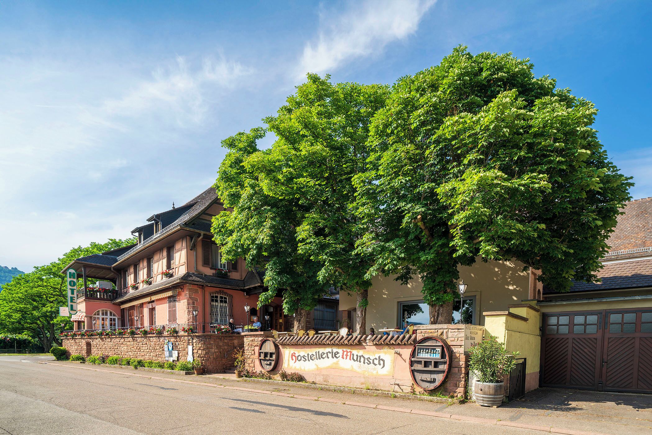 Un edifici tradicional amb un rètol que diu "Hotel Göstlert Murnich".