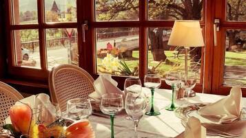 Petit déjeuner et dßner servis sur place