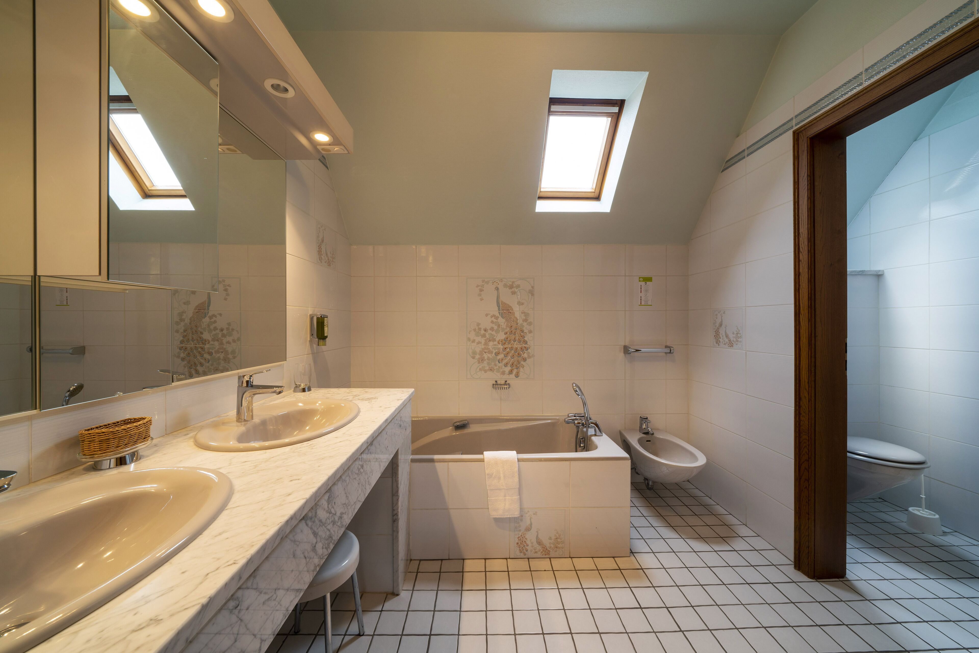 romantic suite (3 persons) | bathroom | free toiletries, hair dryer