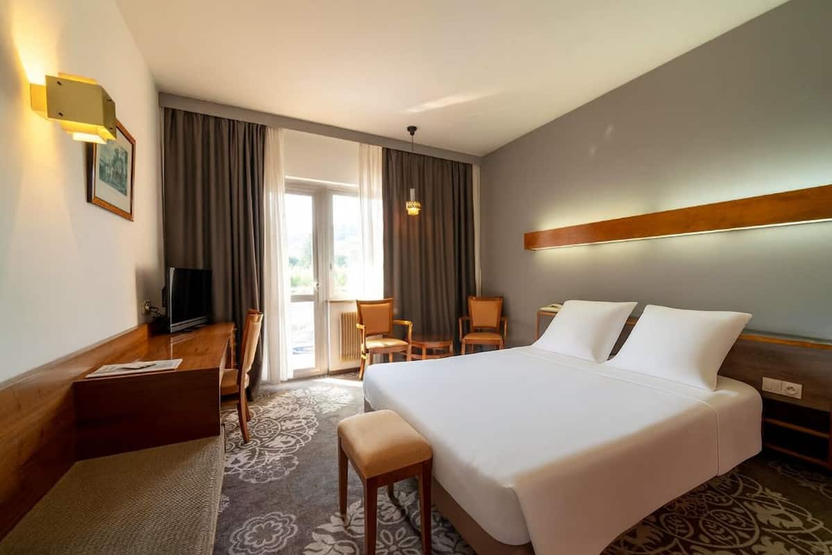Superior-Doppelzimmer, Balkon | Essbereich im Zimmer