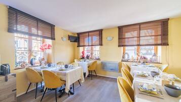 Petit déjeuner buffet (13 EUR par personne)