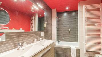 Comfort-Suite | Badezimmer | Badewanne, kostenlose Toilettenartikel, Haartrockner, Handtücher