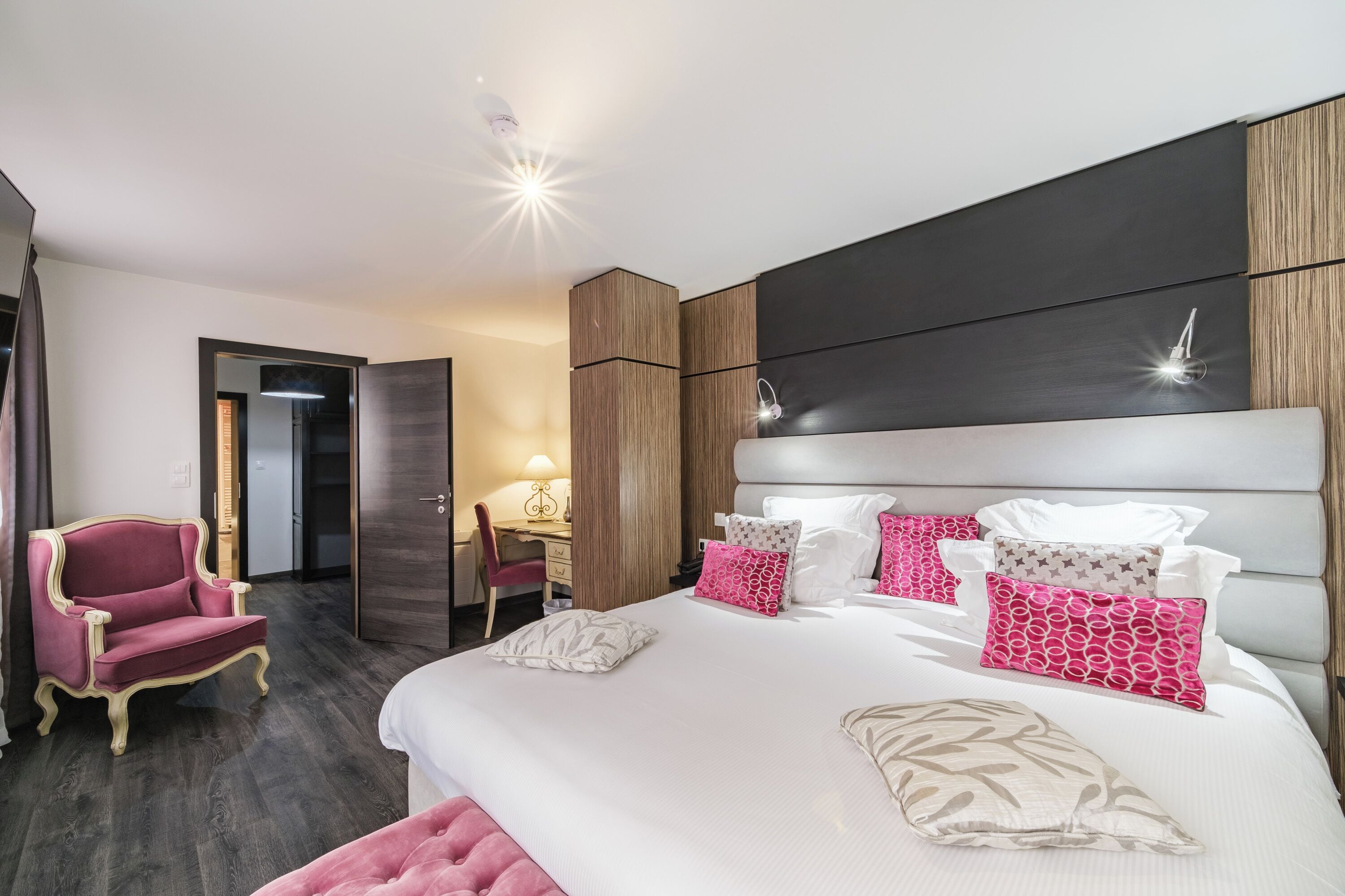 Comfort Suite | Premium bedding, minibar, in-room safe, blackout drapes